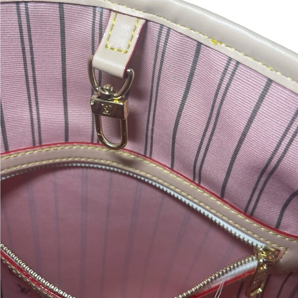 Reposhing, excellent condition never full LV bag. Minor stains. ALL SHIPS FREE - Picture 4 of 6